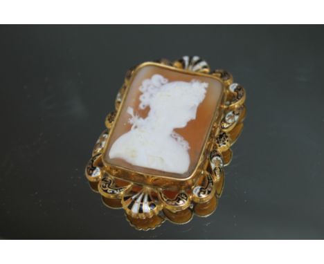AN UNUSUAL SQUARE CAMEO BROOCH ON ENAMEL MOUNT, H 6 cm