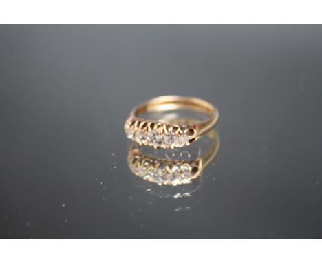 A HALLMARKED 18 CARAT GOLD FIVE STONE DIAMOND RING, ring size N