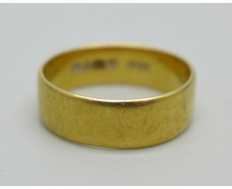 An 18ct gold wedding band ring, 5.1g, R 