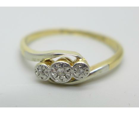 An 18ct and platinum ring set with three diamonds, 2.5g, R 