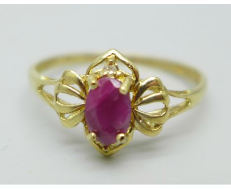 A 9ct gold ring set with a ruby, 1.1g, P 