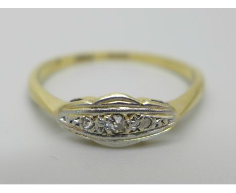 An 18ct gold  and platinum Art Deco ring set with three diamonds, 1.8g, M 