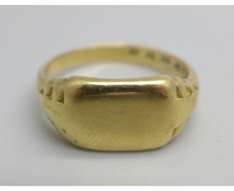 An 18ct gold ring, J, 4.5g 