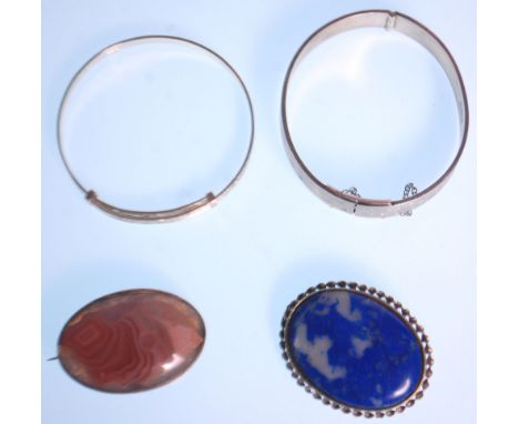 A selection of silver jewellery to include a Victorian agate brooch of oval form, a silver hallmarked bangle bracelet with sc