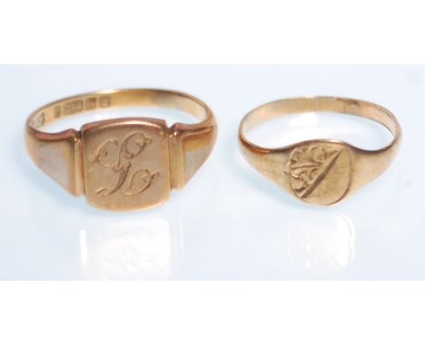 Two hallmarked 9ct gold signet rings to include one with a square panel to the head engraved with foliate decoration (hallmar