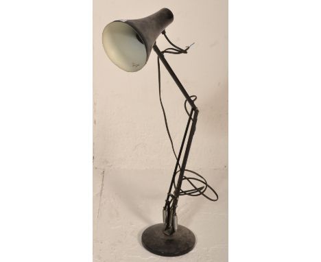 A vintage 20th Century Herbert Terry Anglepoise industrial desk lamp finished in black enamel colourway. Raised on circular b