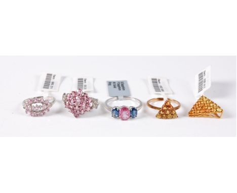 Four 9ct rings and a 9ct pendant, to include a 9ct blue and pink sapphire ring, size R, together with two other pink gemstone