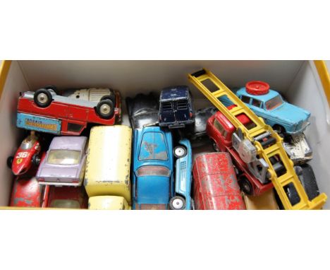 A small collection of assorted loose diecast toy vehicles to include Corgi Chipperfield Circus LandRover, Corgi Austin A60, C