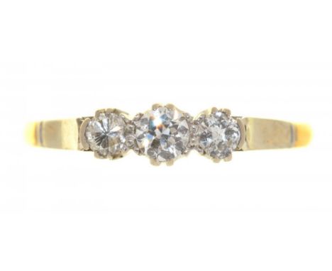 A THREE STONE DIAMOND RING, IN GOLD MARKED 18CT AND PLAT, SIZE P, 2.5G++LIGHT WEAR CONSISTENT WITH AGE 