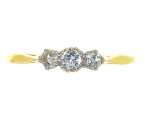 A THREE STONE DIAMOND RING, IN GOLD MARKED 18CT PLAT, SIZE Q, 1.5G++LIGHT WEAR CONSISTENT WITH AGE 