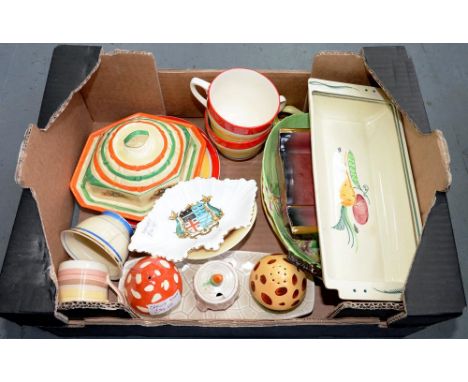 A SMALL COLLECTION OF SUSIE COOPER, CLARICE CLIFF AND OTHER DECORATIVE POTTERY AND PORCELAIN
