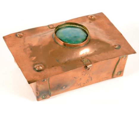 AN ARTS AND CRAFTS COPPER TRINKET BOX, THE LID MOUNTED WITH AN ENAMEL ROUNDEL, 14CM W, EARLY 20TH C