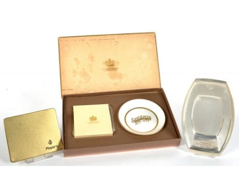 AN ELIZABETH II SILVER ASHTRAY, 17 CM W, BIRMINGHAM 1965, A PLAYER'S COMMEMORATIVE CIGARETTE TIN AND A JOHN PLAYER CERAMIC AS
