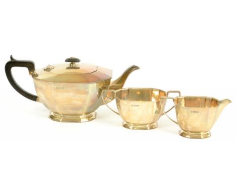 AN ELIZABETH II THREE PIECE SILVER TEA SERVICE, TEAPOT 13 CM H, SHEFFIELD 1966, 34OZS 3DWTS++TARNISHED