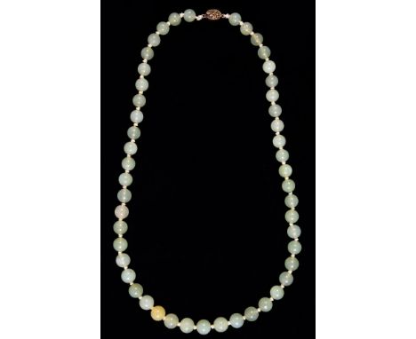 A JADE  NECKLACE, THE ROUND APPLE GREEN BEADS OF 10.5 MM DIAMETER, 64 CM L, SILVER GILT CLASP++IN GOOD CONDITION