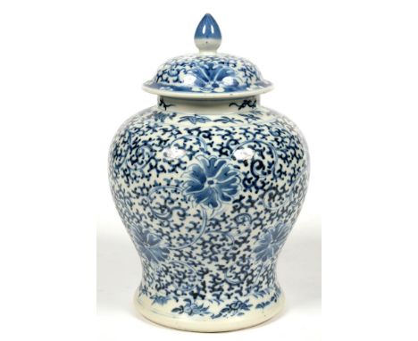 A CHINESE BLUE AND WHITE JAR AND COVER, 28CM H, KANGXI MARK, LATE 19TH / EARLY 20TH C