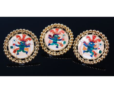 A pair of 18ct gold and pietra dura set ear studs with matching pendant, each pietra dura set with an Aztec / Mayan figure, w