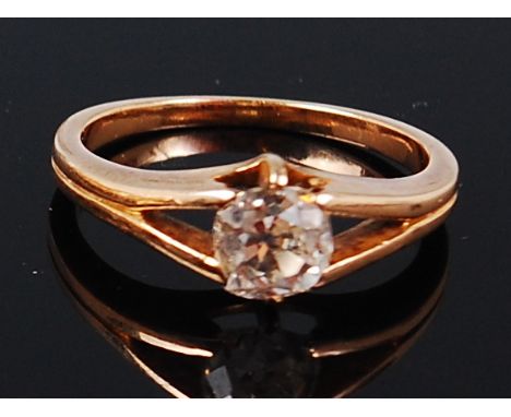 A gentlemans yellow metal diamond solitaire ring, the six claw set old brilliant weighing approx 0.9ct, colour estimated IJ, 