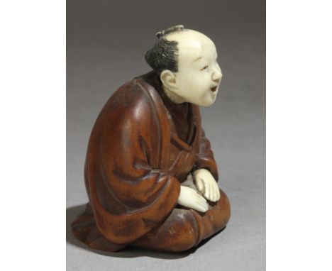 A 19th century Japanese netsuke from Meiji period. Not signed. In carved wood and elephant ivory portraying an smilking man s