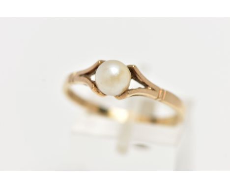 A 9CT YELLOW GOLD CULTURED PEARL RING, centering on a single tension set, cultured white pearl with a pink hue, measuring app