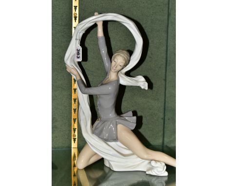 A LARGE NAO DANCER WITH VEIL FIGURINE, height 33cm x width 30cm (1) (Condition report: good condition, no obvious damage)