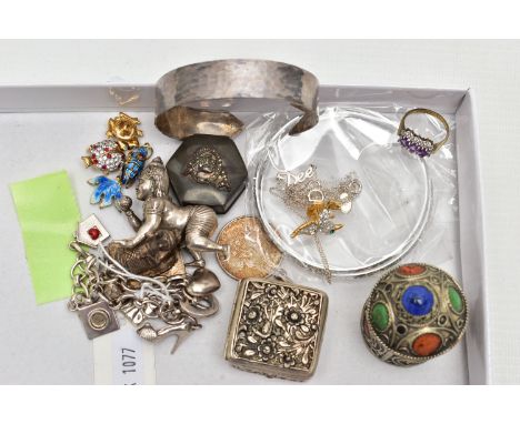 A 'LINKS OF LONDON' BRACELET AND OTHER ITEMS, a silver 'Links of London' charm bracelet, fitted with seven charms and a toggl