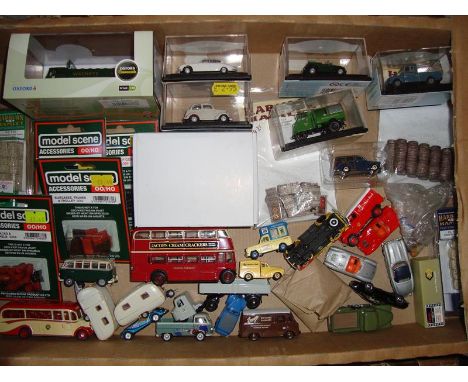 A tray of 1:76 Scale accessories and vehicles as lotted. G-VG in G-VG boxes where boxed (Q)