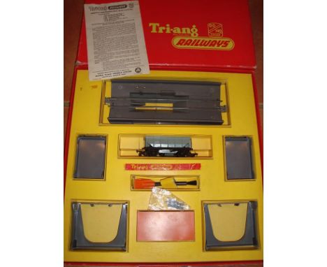 A Tri-Ang Operating Iron Ore Hopper Car Set, appears complete. VG in G box