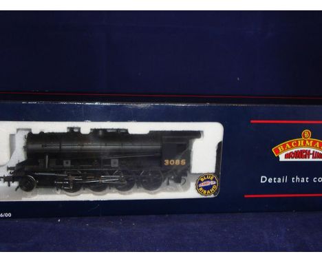 A Bachmann 32-254 WD Austerity steam locomotive in LNER black livery numbered 3085.  VG in a G-VG box.