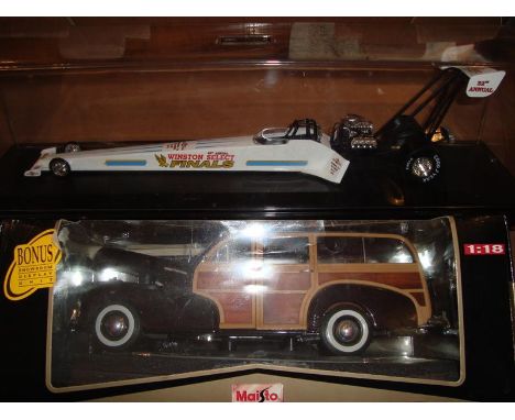 A Maisto 1:18 scale boxed American "woody" estate car together with a Hotrod Dragster in a perspex display case. G-VG in G bo