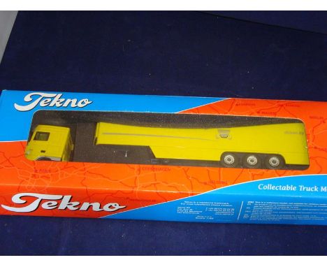 A Tekno DAF XF Tractor and Trailor unit (DAF livery), mirror set missing. G in G box.