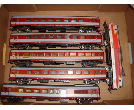 A Lima French Outline electric loco in SNCF livery together with five matching coaches.  Unboxed. F-G