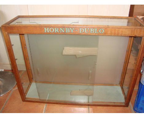 A Hornby Dublo vintage shop display cabinet in light oak with four glass shelves (not pictured) front loading example. VG