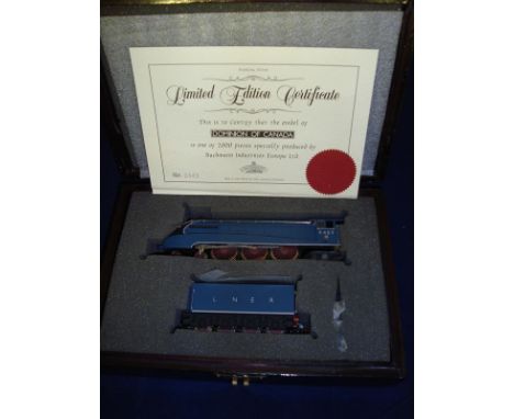 A Bachmann Limited Edition Class A4 locomotive in LNER blue named Dominion of Canada.   VG-E in a G-VG wooden presentation ca