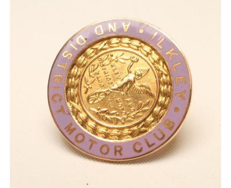 A 9CT GOLD ILKLEY MOTOR CLUB LAPEL BADGE, maker Fattorini & Sons, Birmingham 1926, the circular panel centrally cast with a w