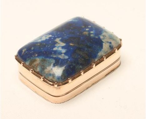 A GEORGIAN GOLD VINAIGRETTE, unmarked, of plain rounded oblong form, the cover inset with a polished lapis lazuli panel, hing