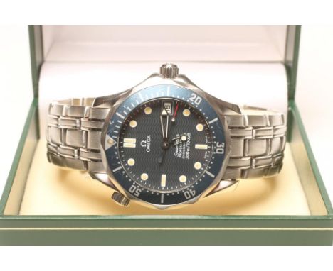 A GENTLEMAN'S STAINLESS STEEL OMEGA SEAMASTER CHRONOMETER, the blue "wave" dial with luminous hour markers enclosing date ape