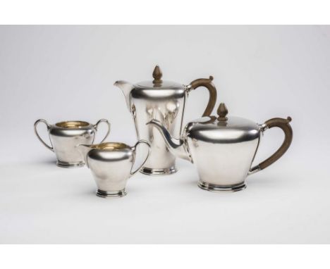 A FOUR PIECE SILVER TEA AND COFFEE SERVICE, maker Edward Barnard & Sons Ltd., London 1926, comprising "George I" style teapot