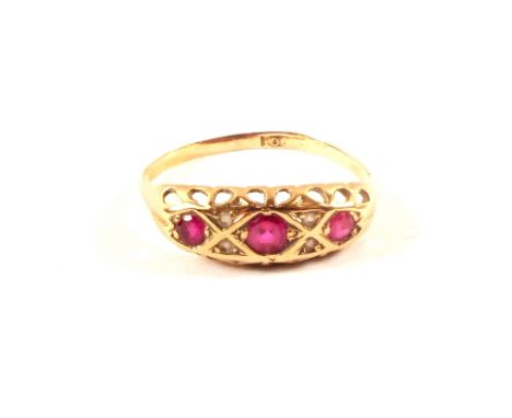 A 9ct gold pierced ring, size R