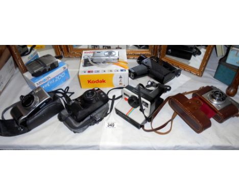 A quantity of various cameras including Kodak, Minolta 200, Ilford Sportsman, Polaroid, Olympus 110, Minolta 140 ex and a Hal