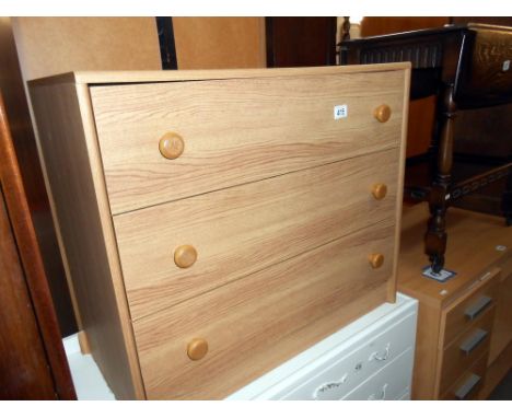 A light oak effect bedroom chest of drawers, height 65.5cm, width 76cm approx.