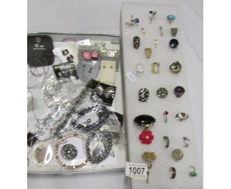 A good lot of vintage rings together with a tray of fashion jewellery.