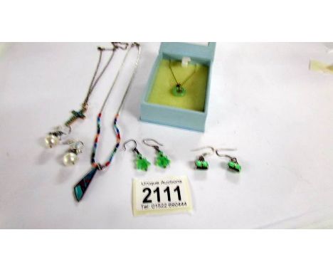 A jade pendant in gold together with a turquoise set cross, cultured pearl earrings, earrings as handbags and further items, 
