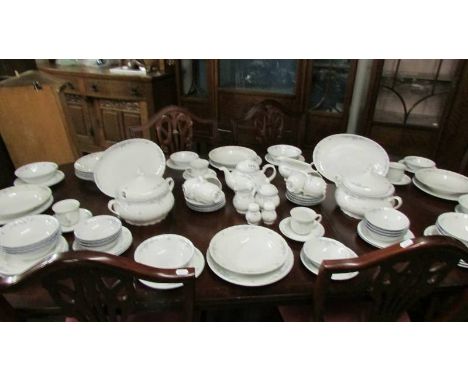 A Seltmann Weiden Bavaria dinner service (91 pieces), teapot lid A/FCondition report:Comprising of: 2 x tureens, 2 x small me