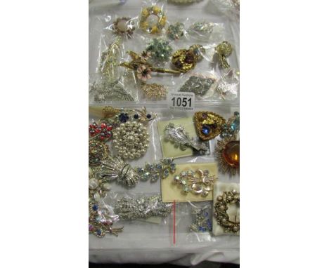 Approximately 30 vintage brooches.