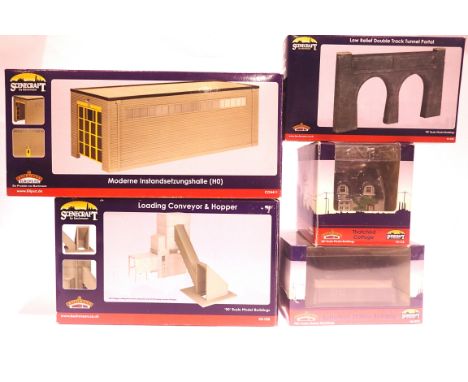 Bachmann scenecraft buildings x 5, loading conveyor and hopper, thatched cottages, suburban station, tunnel portal, shed. P&a