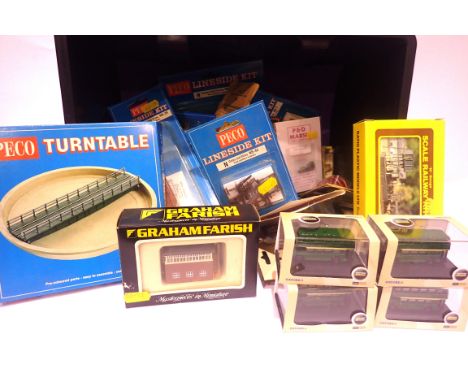 N Gauge model railway accessories, Peco turntable, Oxford buses (4), Farish signal box, fencing signals, electrics etc. P&amp