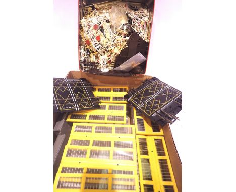 Seven Hornby platform with canopies and three platforms only and a quantity of level crossing bases and barriers. P&amp;P Gro