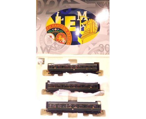Hornby R229713 Class 110 three car D.M.U BR green, white cab roofs. P&amp;P Group 2 (£18+VAT for the first lot and £3+VAT for