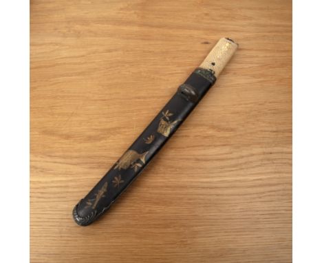 Dagger (Tanken) in a black lacquer scabbardJapanese, Edo/Meiji periodwith a ray skin handle, bronze and shakudo Kurikata and 